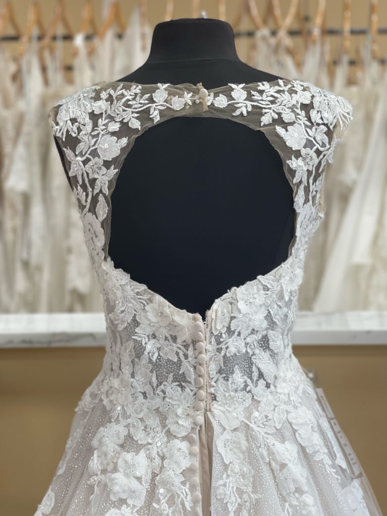 Keyhole back with buttons on Fiorenza wedding dress by Morilee