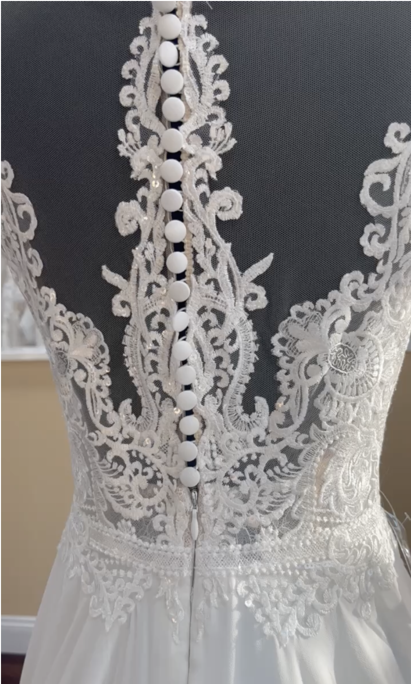 Daniela Di Marino wedding dress 6305 close up of back lace and buttons