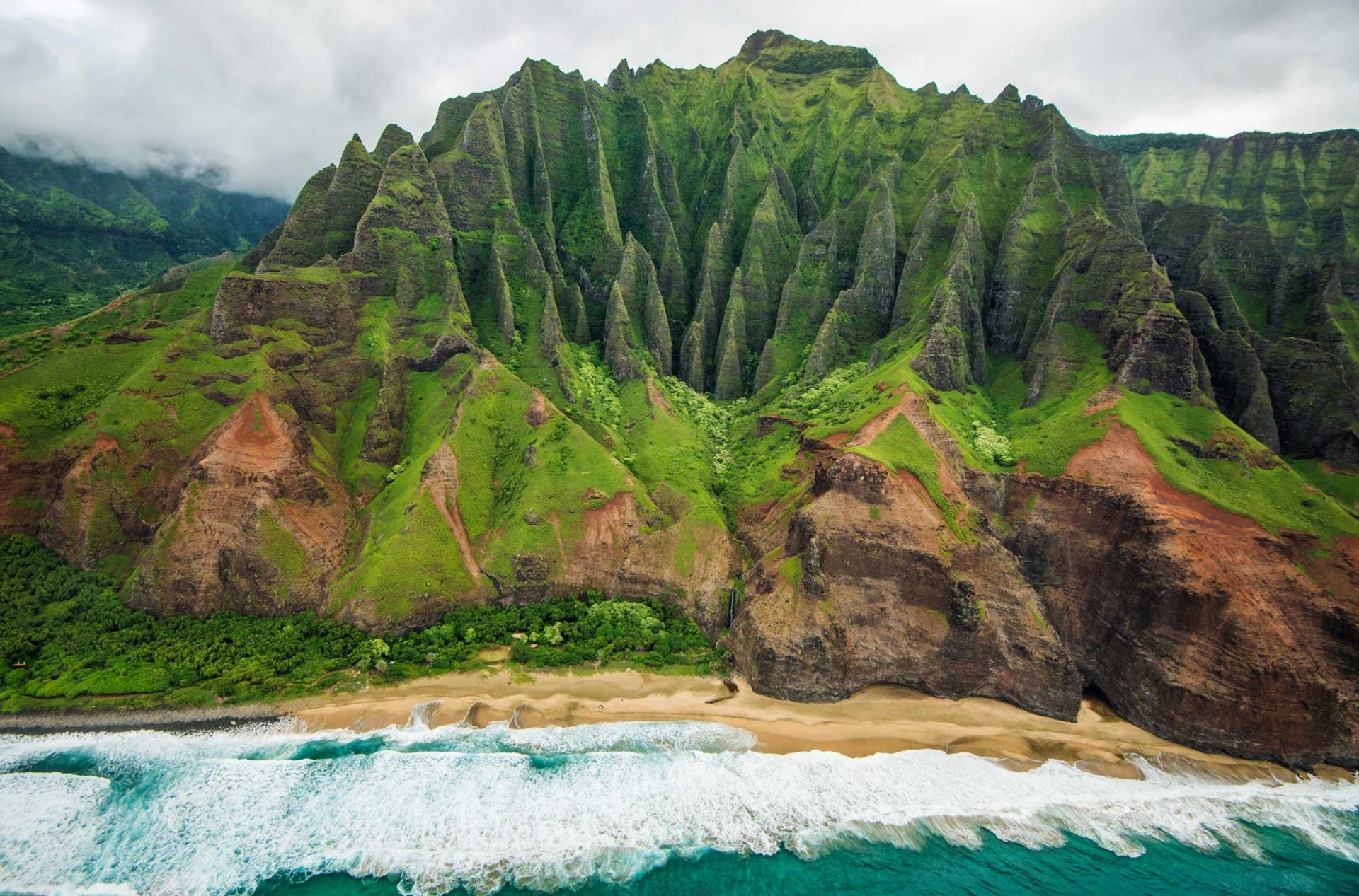 Hawaii is the most popular state for beach weddings