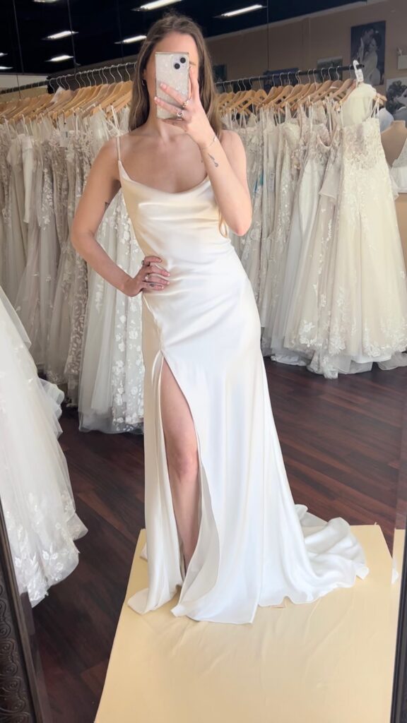 Sheath silhouette in crepe with slit skirt wedding dress