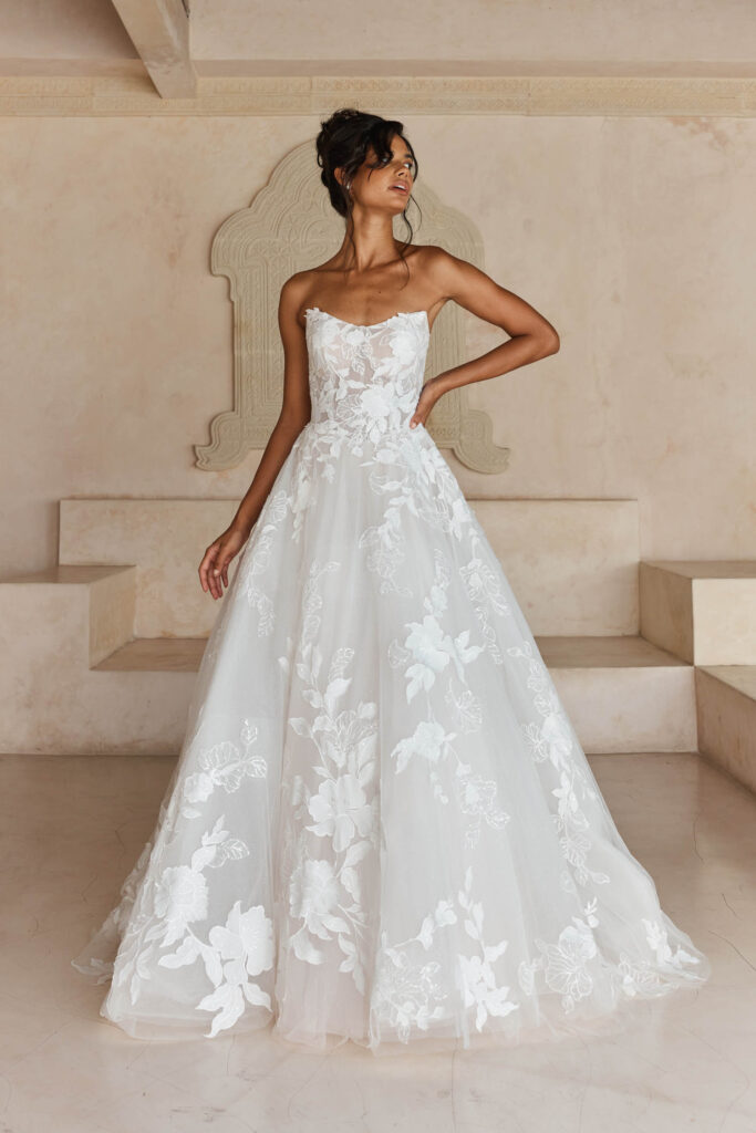 Strapless wedding dress in scoopneck