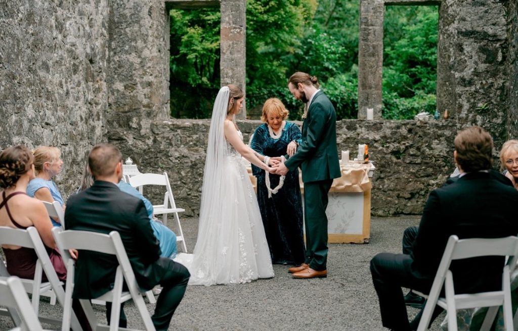 Traditional Handfasringceremony when eloping in Ireland
